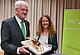 Prime Minister Kretschmann and Marina Moser with the model of the wasp Aphanogmus kretschmanni (Photo: SMNS / M. Kovalenko).