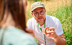 Bei der Familienführung mit Prof. Georg Petschenka erhalten auch die Kleinsten Einblicke in die Vielfalt der Insektenwelt (Foto: Universität Hohenheim / Florian Gerlach).