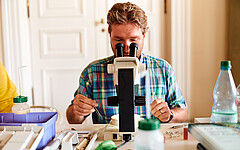 Prof. Christian Rabeling, der seit Juli 2022 die Professur für Integrative Taxonomie der Insekten leitet, erforscht die Welt der Ameisen (Foto: Universität Hohenheim / Florian Gerlach).
