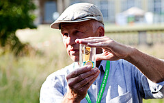 Martin Rausch goes in search of butterflies together with interested people - with success. Here he demonstrates how to recognize the peacock butterfly, which can be observed quite often in Hohenheim (Photo: Astrid Untermann).