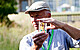 Martin Rausch goes in search of butterflies together with interested people - with success. Here he demonstrates how to recognize the peacock butterfly, which can be observed quite often in Hohenheim (Photo: Astrid Untermann).
