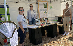 Am Gemeinschaftsstand von KomBioTa und InsectMow konnten sich Besucher:innen der Öko-Feldtage darüber informieren, welche Pflanzen heimische Insekten anlocken und wie wichtig insektenfreundliches Mähen ist. (Foto: KomBioTa)