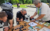 Bunte Wiese Stuttgart was active at Schloss Rosenstein during the nationwide Biodiversity Day. Walkers and interested visitors were able to observe the details of various insects through a microscope and ask their questions about biodiversity. (Photo: Bunte Wiese Stuttgart)